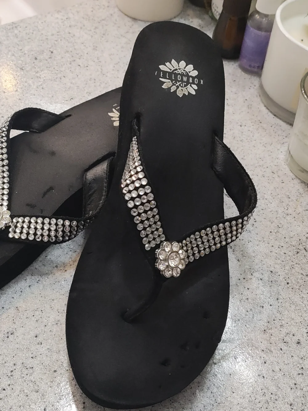 🎇✨✨✨Yellow Box Women’s Black Rhinestone 😱Thong Sandals - Picture 3 of 4